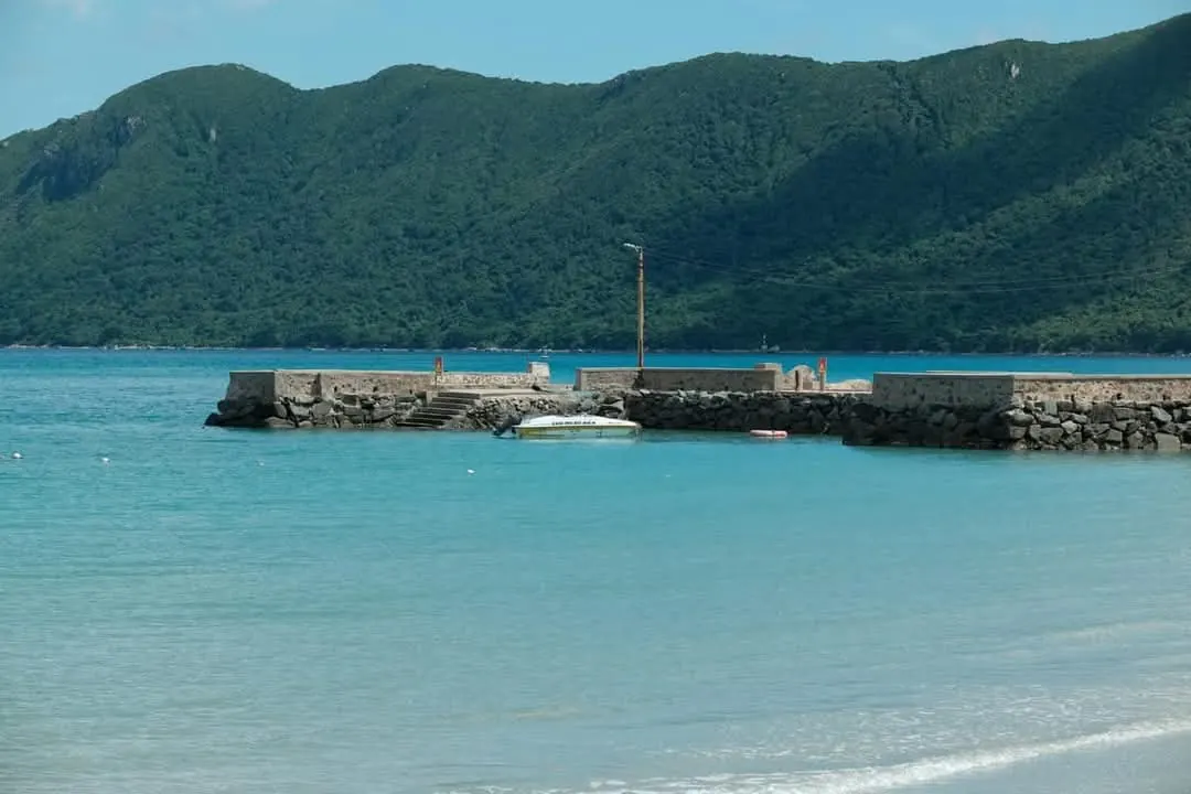 Cầu tàu ven biển dưới chân núi