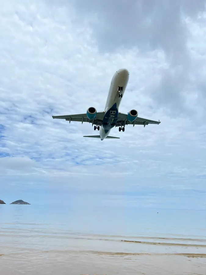 Máy bay hạ cánh sát biển bãi Đầm Trầu