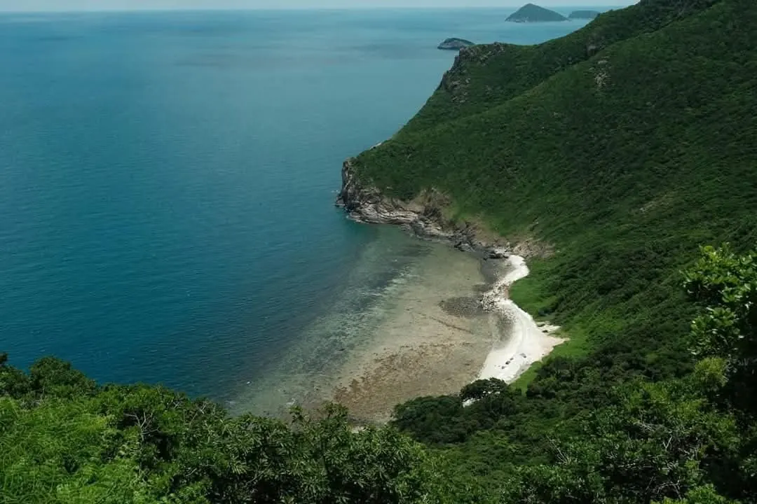 Vịnh hoang sơ nhìn từ đường đèo
